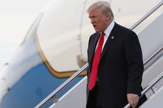 US-Präsident Donald Trump steigt aus der Air Force One.