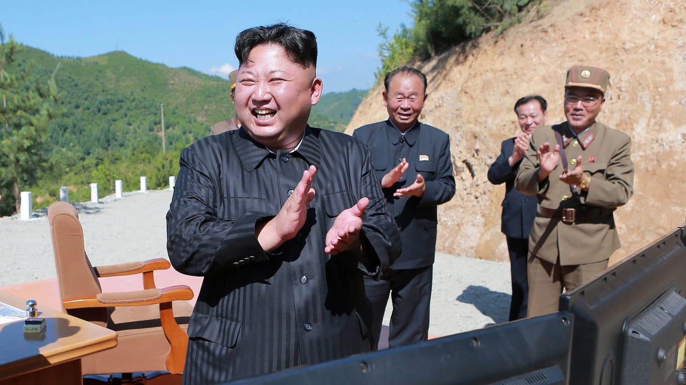 Nordkoreas Machthaber Kim Jong Un bejubelt einen gelungenen Raketentest.