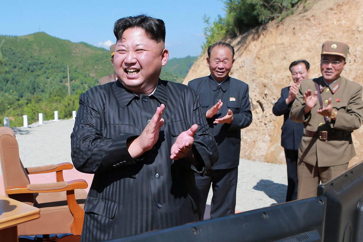 Nordkoreas Machthaber Kim Jong Un bejubelt einen gelungenen Raketentest.