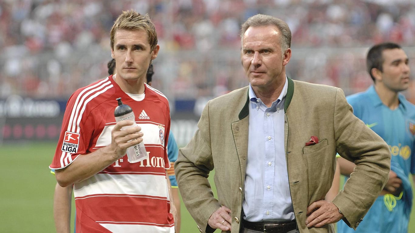 Miroslav Klose und Karl-Heinz Rummenigge am 15. August 2007 beim Abschiedsspiel von Mehmet Scholl gegen den FC Barcelona (0:1).