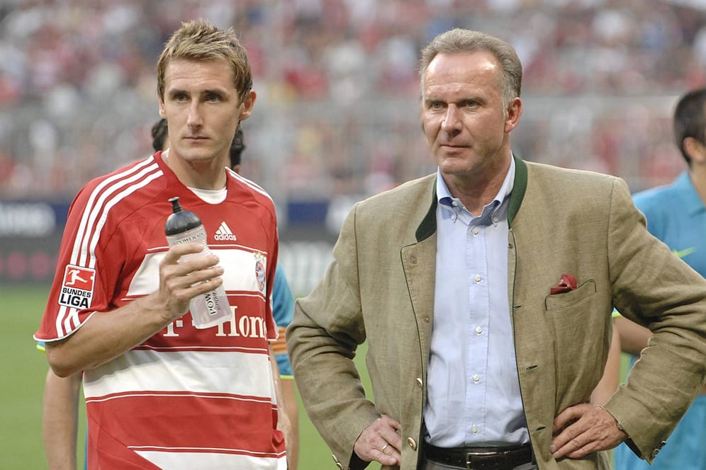 Miroslav Klose und Karl-Heinz Rummenigge am 15. August 2007 beim Abschiedsspiel von Mehmet Scholl gegen den FC Barcelona (0:1).