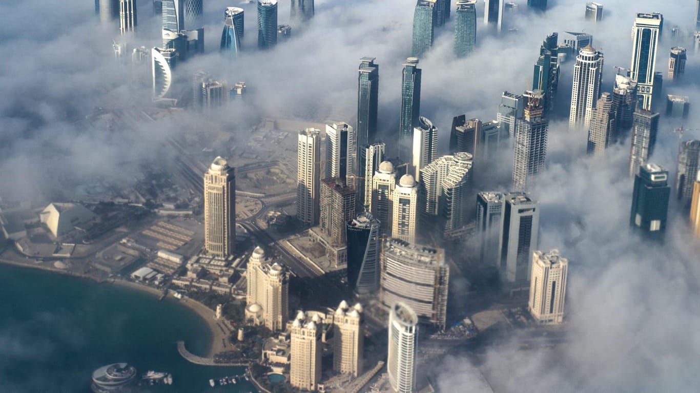 Im Nebel stehen die Hochhäuser der Skyline von Doha, Katar.