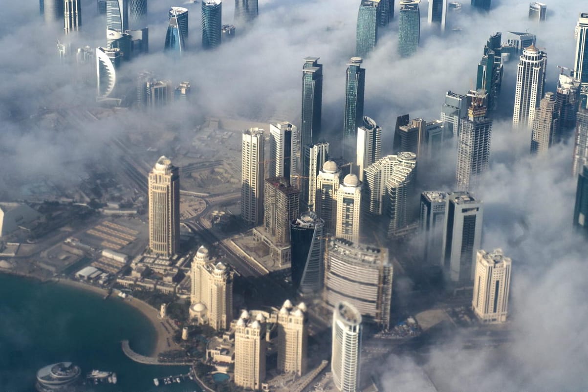 Im Nebel stehen die Hochhäuser der Skyline von Doha, Katar.