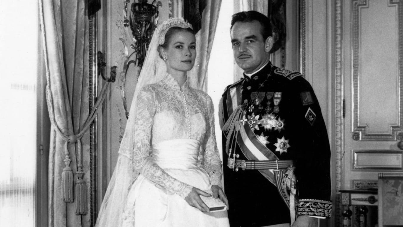 Grace Kelly an ihrer Hochzeit mit Fürst Rainier III. von Monaco am 19. April 1956.