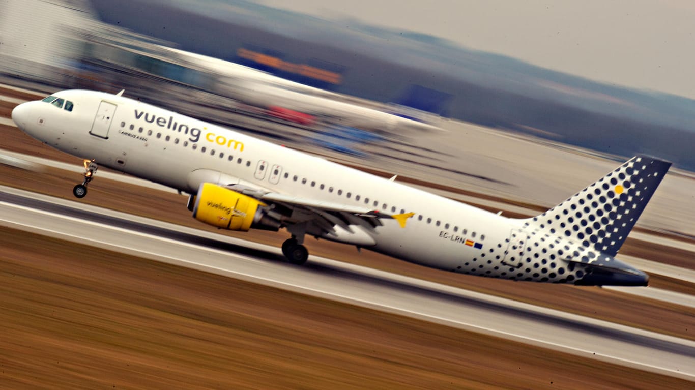 An Bord einer Maschine der Fluggesellschaft Vueling rebellierten Fluggäste gegen die Abschiebung eines Flüchtlings.