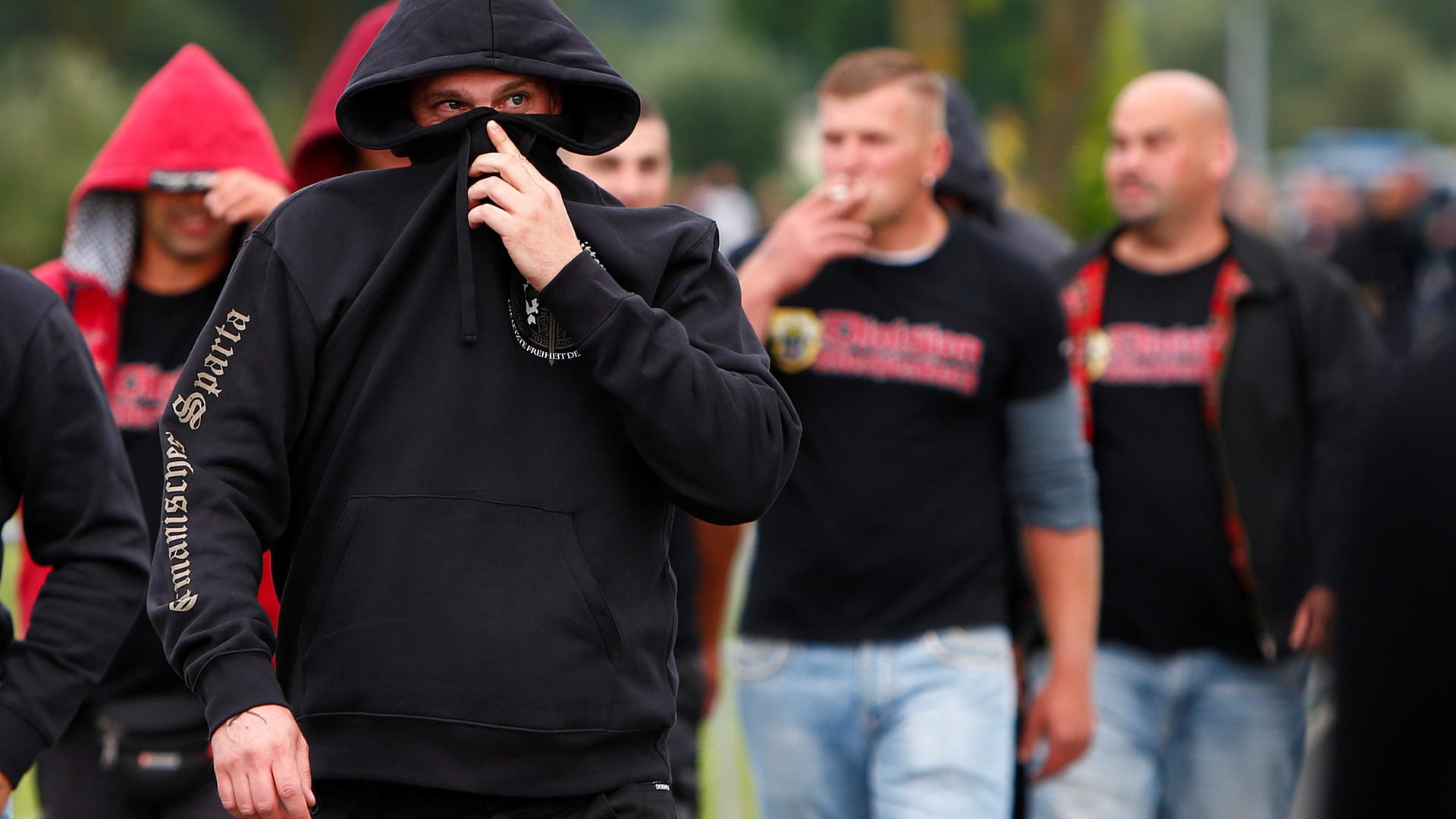 Rechtsextremisten kommen am Festivalgelände in Themar an.