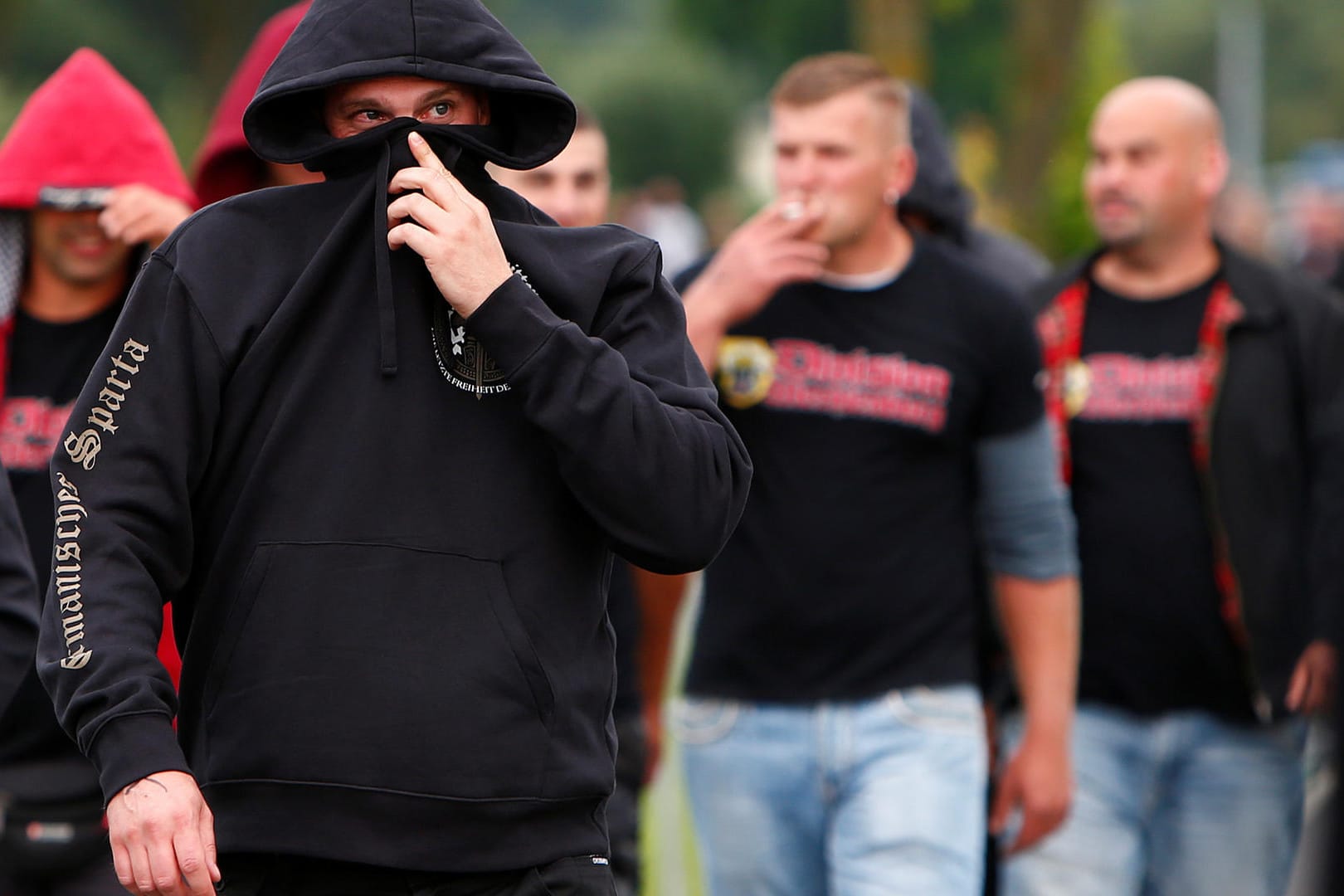 Rechtsextremisten kommen am Festivalgelände in Themar an.