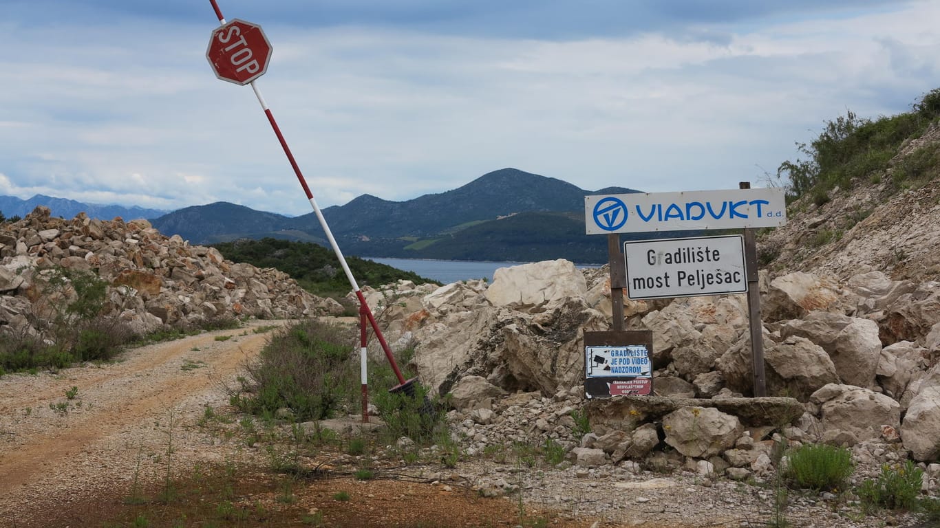 Eine Schranke markiert die Einfahrt zu der seit vielen Jahren verwaisten Baustelle der Brücke von Ston (Festland von Kroatien) auf die Halbinsel Peljesac im Süden der Adria (Aufnahme vom 25.05.2017).