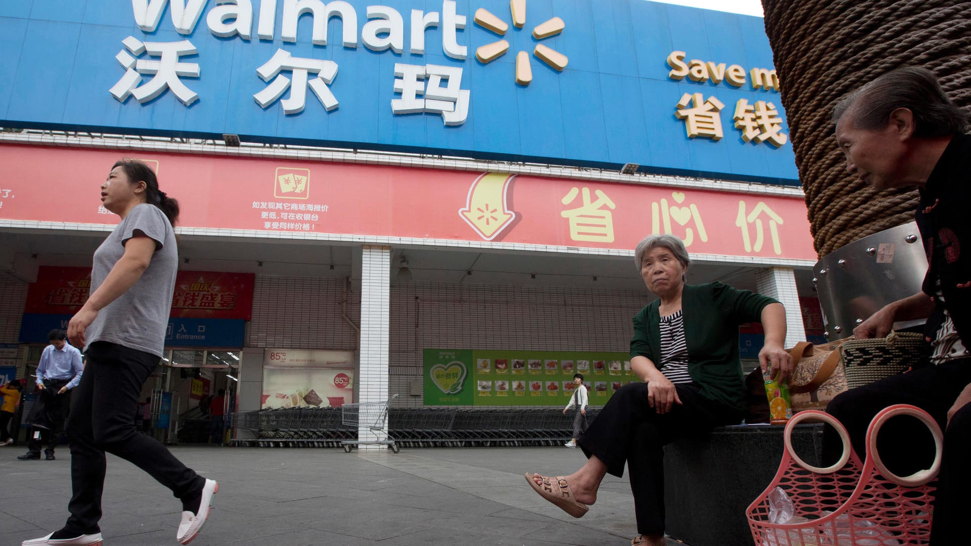 Die Polizei von Shenzhen (China) meldete, dass in einem Supermarkt der Kette Wal-Mart ein Mann Menschen mit einem Messer tödlich attackiert habe. Die Polizei von Shenzhen (China) meldete, dass in einem Supermarkt der Kette Wal-Mart ein Mann Menschen mit einem Messer tödlich attackiert habe.