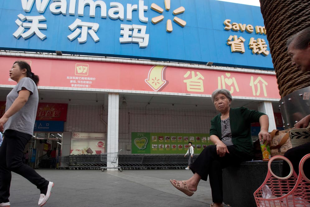 Die Polizei von Shenzhen (China) meldete, dass in einem Supermarkt der Kette Wal-Mart ein Mann Menschen mit einem Messer tödlich attackiert habe.