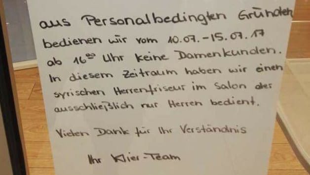 Dieser Aushang eines Friseurs in Zwickau sorgte für rassistische Hetze auf Facebook.