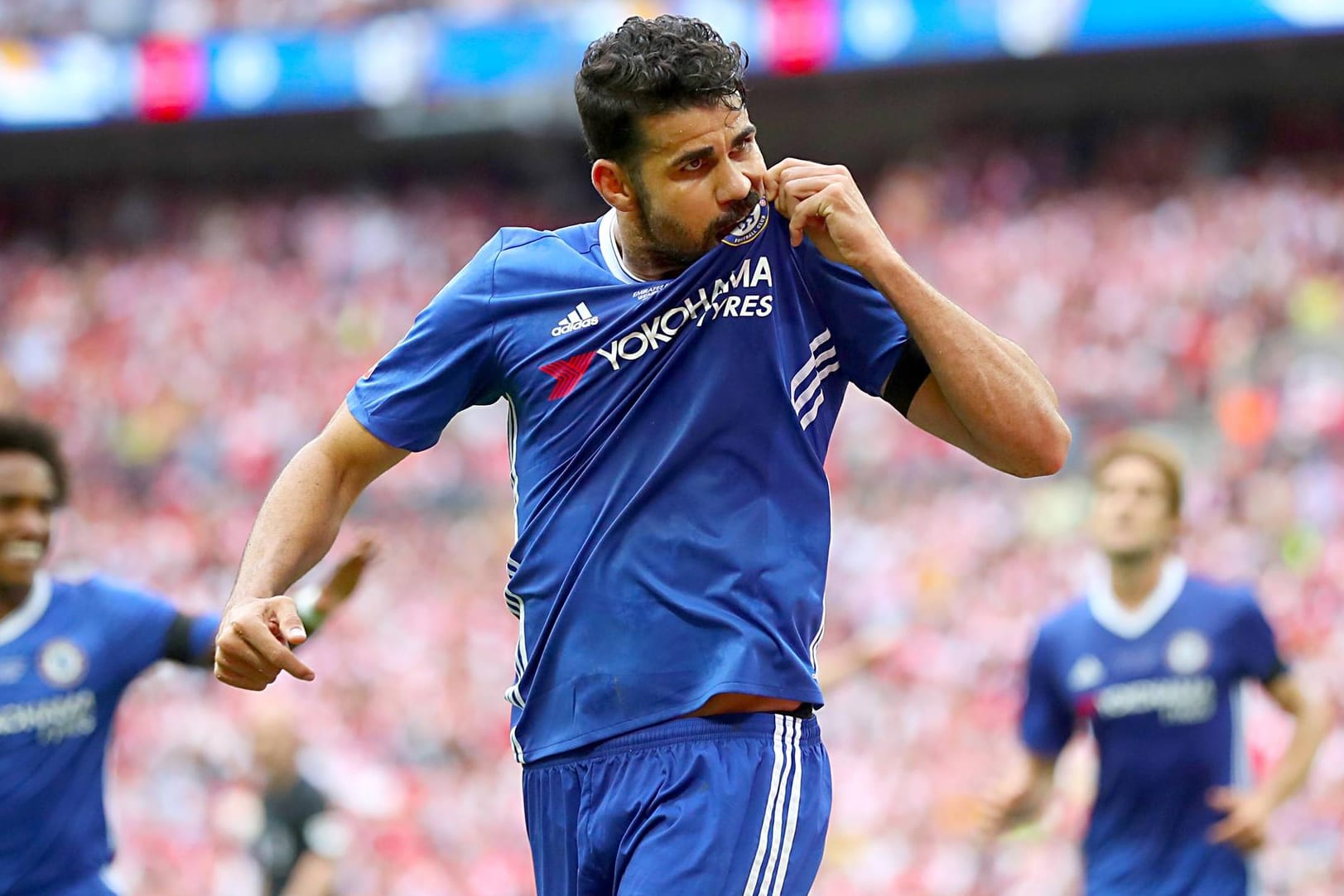 Noch im Mai küsste Diego Costa das Chelsea-Wappen. Jetzt wechselt er wohl zu Atletico.