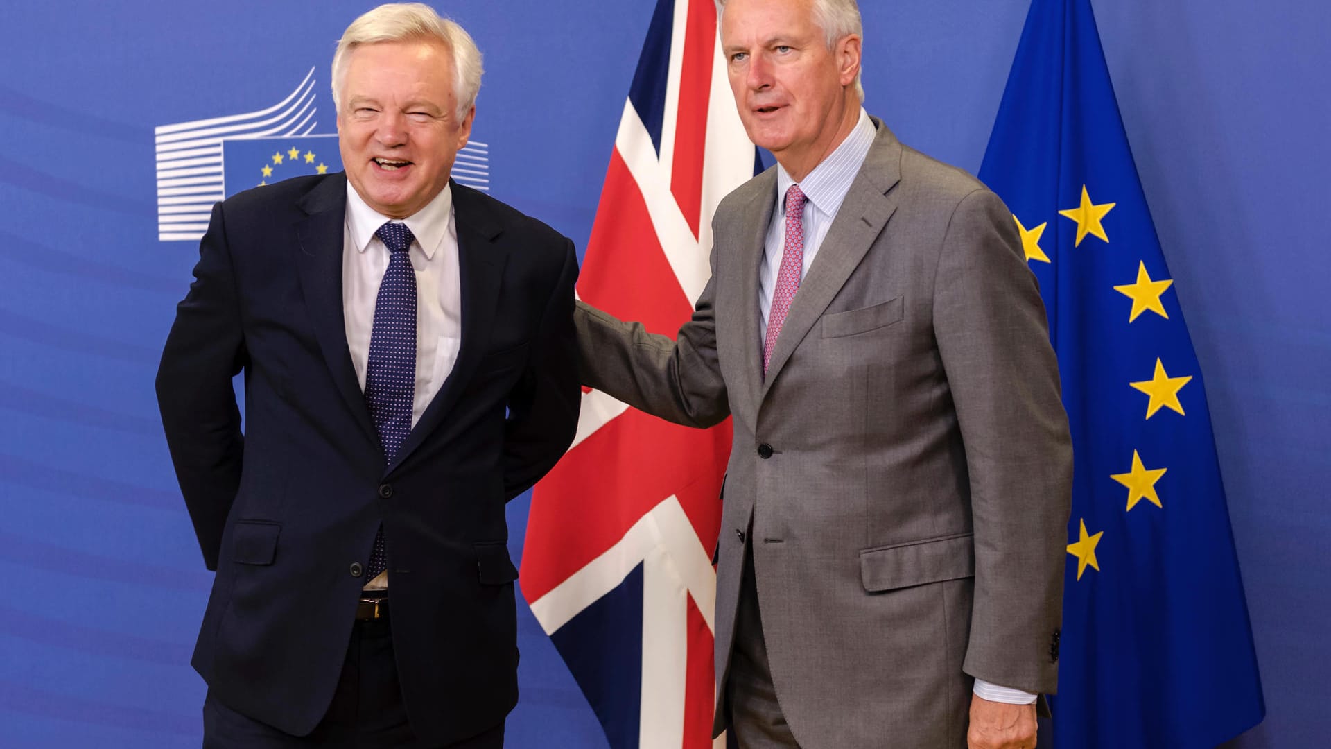 EU-Chefunterhändler Michel Barnier (r) und der britische Brexit-Minister David Davis verhandeln in Brüssel (Belgien) über die Bedingungen des Ausstiegs Großbritanniens aus der EU. EU-Chefunterhändler Michel Barnier (r) und der britische Brexit-Minister David Davis verhandeln in Brüssel (Belgien) über die Bedingungen des Ausstiegs Großbritanniens aus der EU.