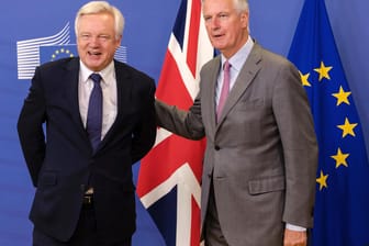 EU-Chefunterhändler Michel Barnier (r) und der britische Brexit-Minister David Davis verhandeln in Brüssel (Belgien) über die Bedingungen des Ausstiegs Großbritanniens aus der EU.