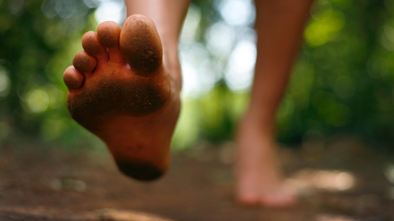 Warum Barfußlaufen so gesund ist und Flipflops den Füßen guttun