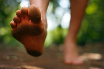 Warum Barfußlaufen so gesund ist und Flipflops den Füßen guttun