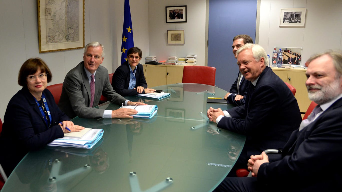 Während EU-Chefunterhändler Michel Barnier gut vorbereitet und mit großem Aktenstapel in die Verhandlung ging, erschien Großbritanniens Brexit-Minister David Davis lediglich mit einem schwarzen Notizheft.