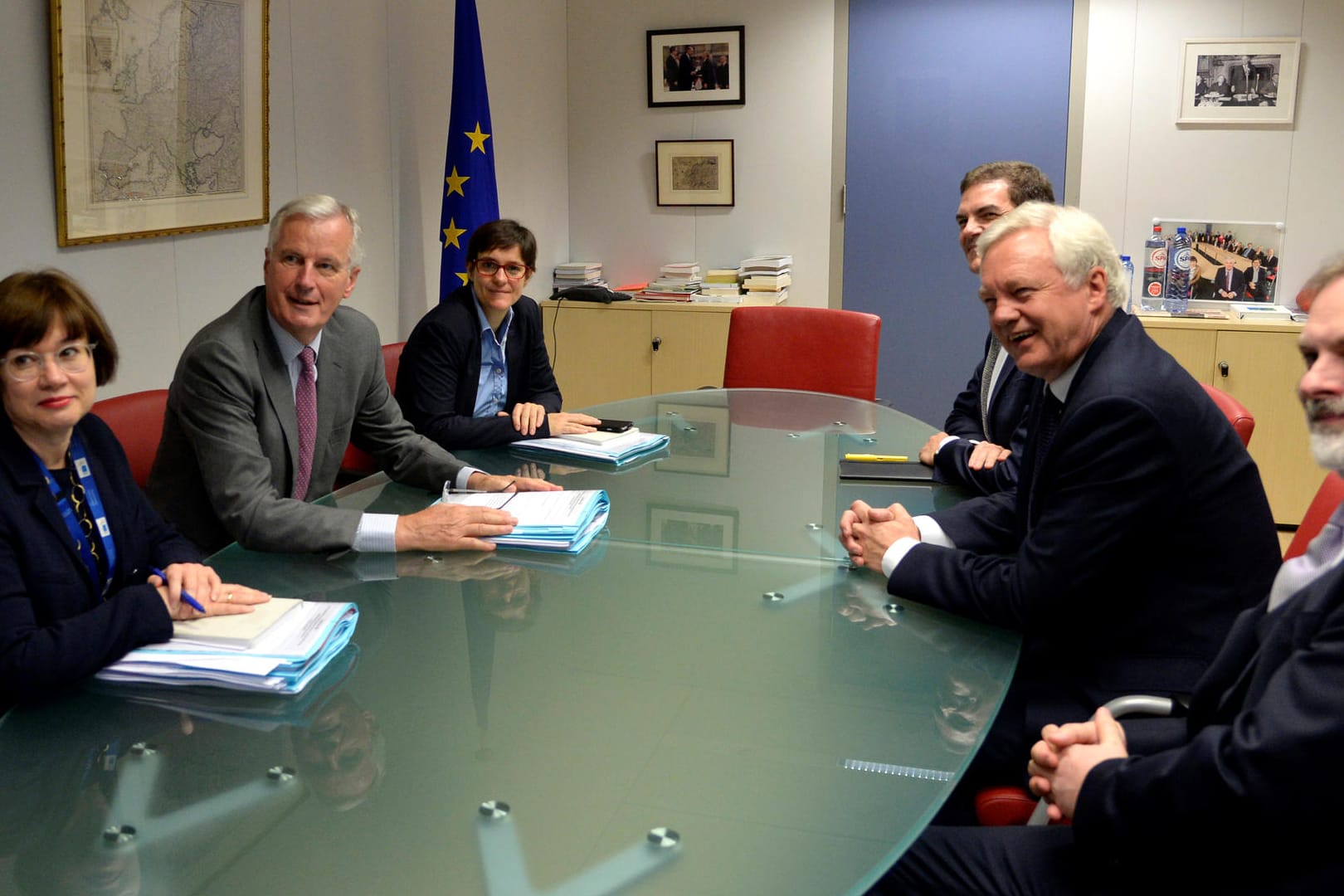 Während EU-Chefunterhändler Michel Barnier gut vorbereitet und mit großem Aktenstapel in die Verhandlung ging, erschien Großbritanniens Brexit-Minister David Davis lediglich mit einem schwarzen Notizheft.