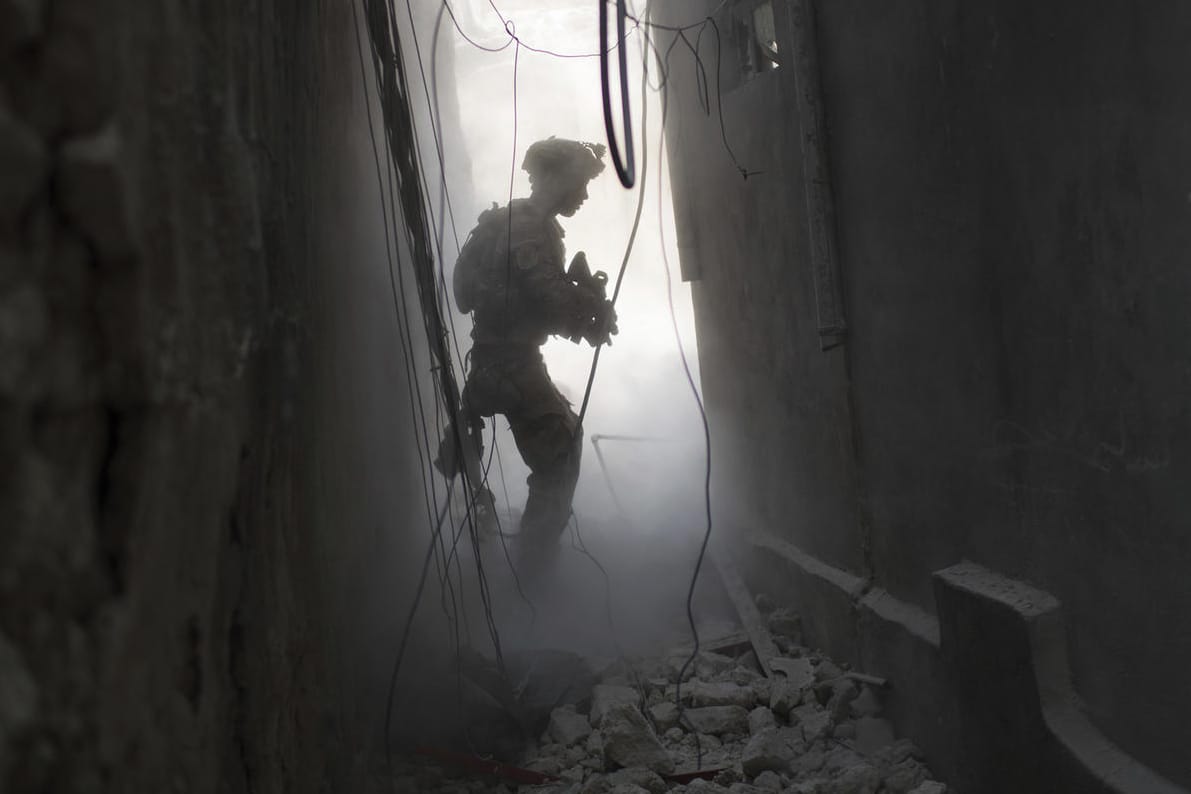 In Mossul sind bei einer Militäroperation der irakischen Armee in einem Tunnel offenbar fünf deutsche Frauen aufgegriffen worden. Sie sollen für den IS gekämpft haben. (Symbolbild)