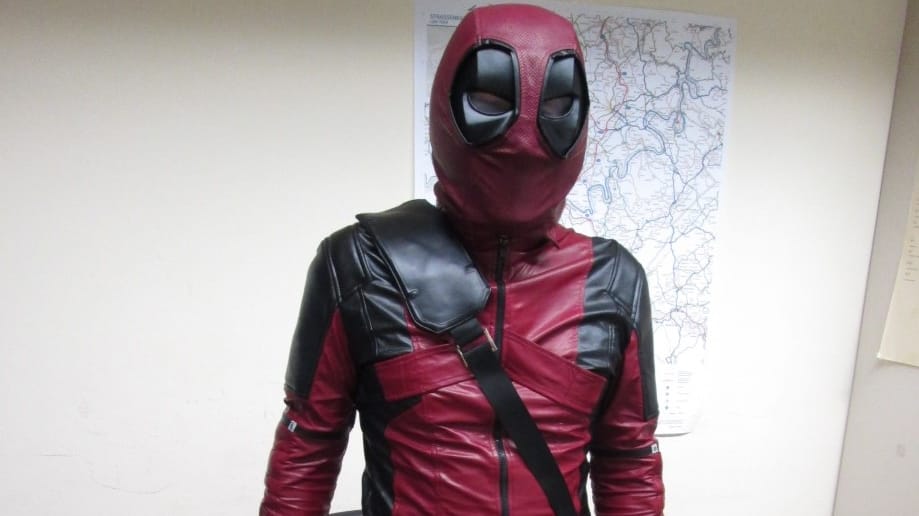 Wenig anmutig: Der "falsche" Deadpool auf dem Polizeipräsidium in Trier. Wenig anmutig: Der "falsche" Deadpool auf dem Polizeipräsidium in Trier.