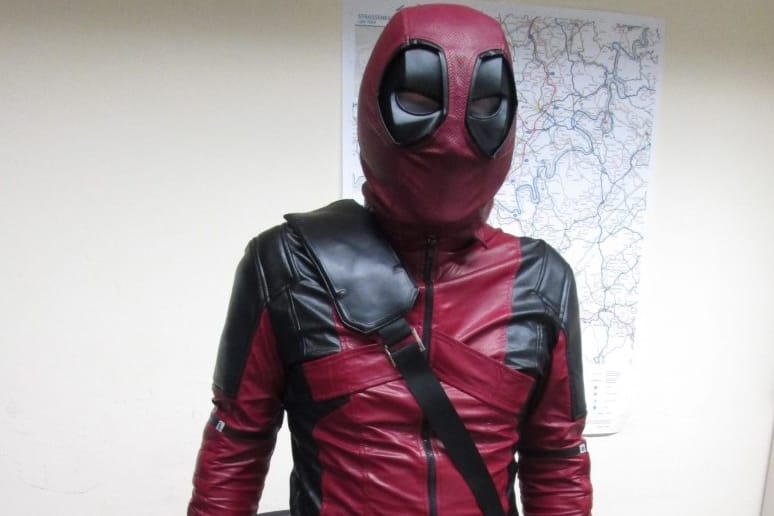 Wenig anmutig: Der "falsche" Deadpool auf dem Polizeipräsidium in Trier.