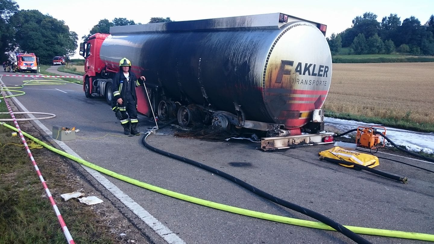 Nach dem Löschen des Feuers musste der Tanklastzug weiter gekühlt werden. Grund für das Feuer war ein in Brand geratener Reifen. Nach dem Löschen des Feuers musste der Tanklastzug weiter gekühlt werden. Grund für das Feuer war ein in Brand geratener Reifen.