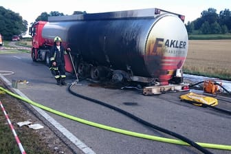 Nach dem Löschen des Feuers musste der Tanklastzug weiter gekühlt werden. Grund für das Feuer war ein in Brand geratener Reifen.
