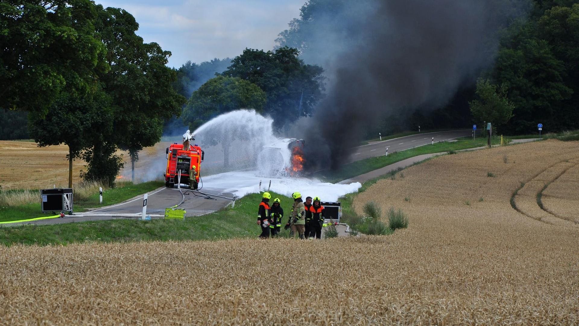 Die Löscharbeiten erwiesen sich als äußerst schwierig. Die Feuerwehr Schrobenhausen musste von vier Seiten mit Löschwasser und Schaumeinsatz arbeiten, um das Feuer unter Kontrolle zu bekommen.