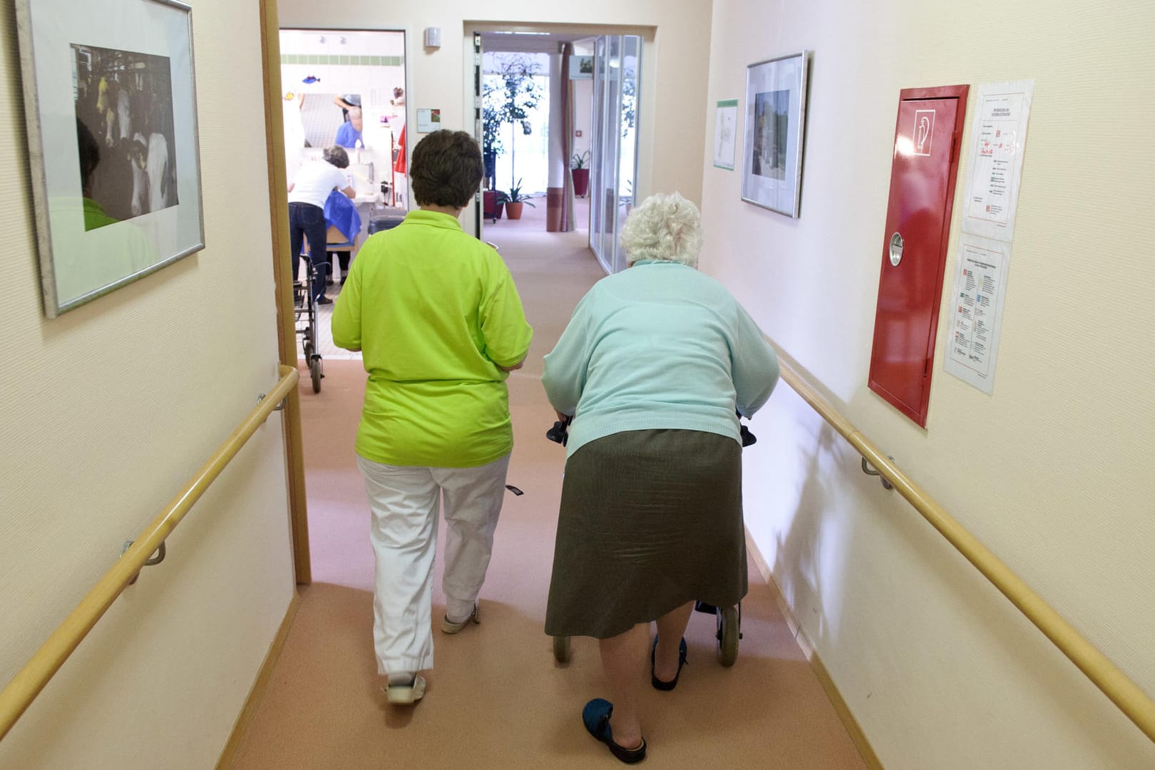 Der Mindestlohn für Pflegekräfte soll ab 2018 in Westdeutschland von 10,20 Euro auf 10,55 Euro und in Ostdeutschland von 9,50 Euro auf 10,05 Euro steigen.