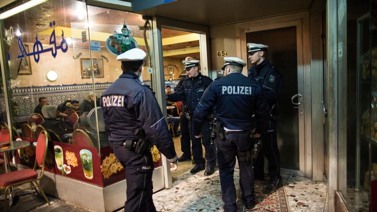 Polizisten bei einer Razzia im Düsseldorfer Maghreb-Viertel.