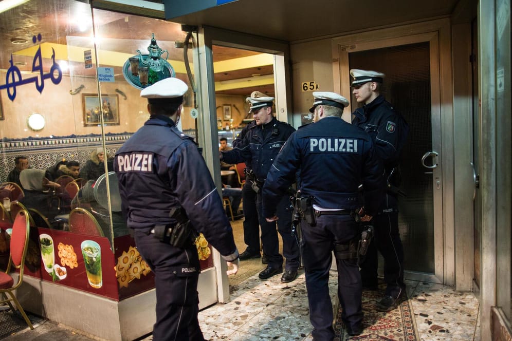 Polizisten bei einer Razzia im Düsseldorfer Maghreb-Viertel.