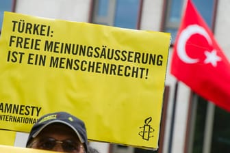 Vor der türkischen Botschaft in Berlin fordern Aktivisten die Freilassung der inhaftierten Amnesty-Mitarbeiter.