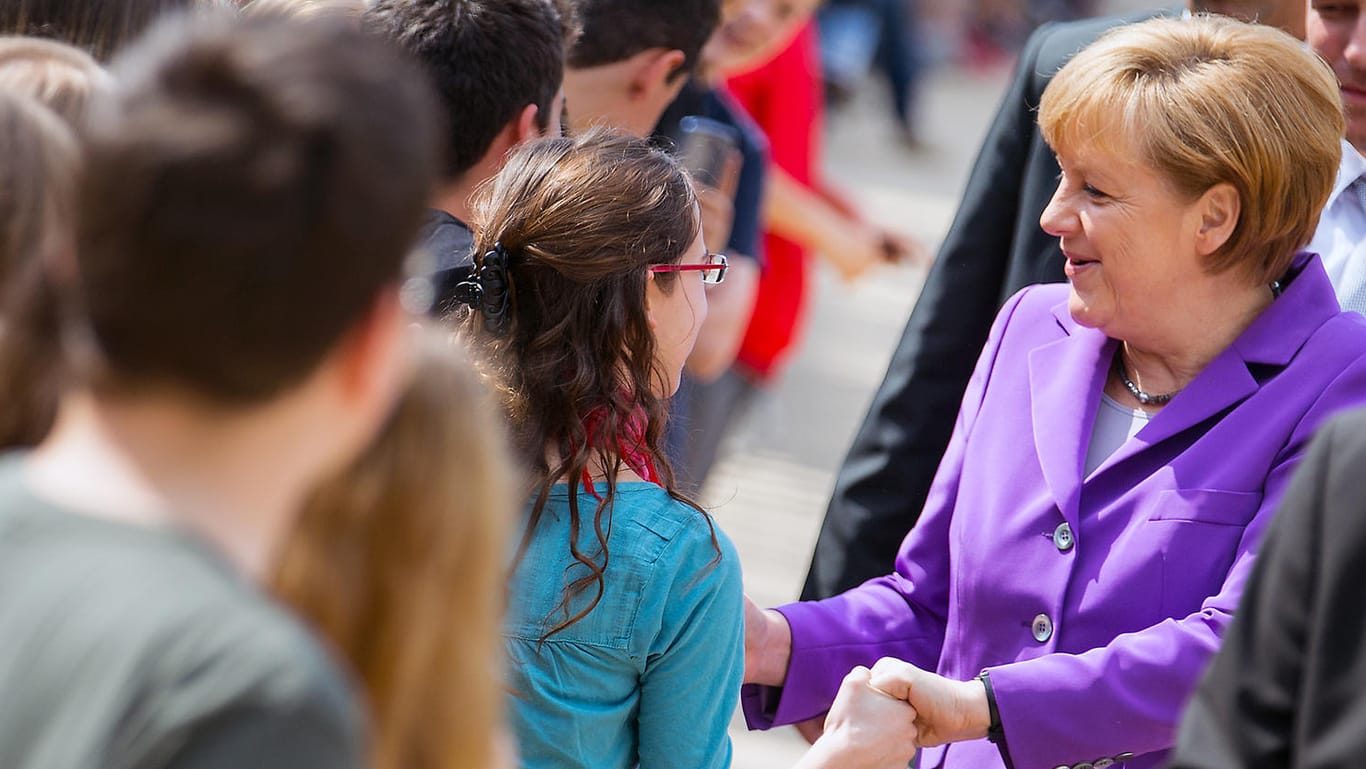Bundeskanzlerin Angela Merkel (CDU) mit Schülern