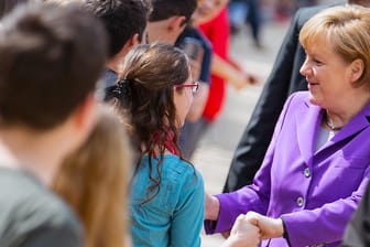 Bundeskanzlerin Angela Merkel (CDU) mit Schülern