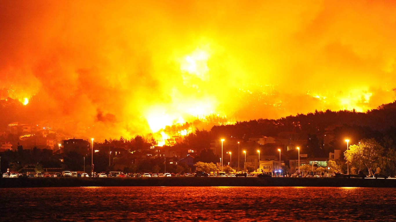 Großeinsatz von Feuerwehr und Soldaten verhinderten das Übergreifen der Feuerwalze auf die Stadt Split.