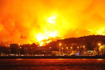 Großeinsatz von Feuerwehr und Soldaten verhinderten das Übergreifen der Feuerwalze auf die Stadt Split.