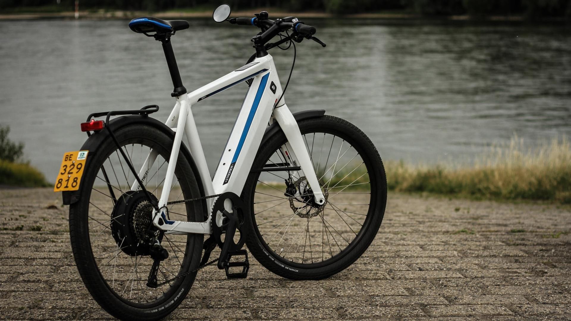 Kennzeichen und Rückspiegel sind bei S-Pedelecs, wie dem Stromer ST1 X Sport, Pflicht. Kennzeichen und Rückspiegel sind bei S-Pedelecs, wie dem Stromer ST1 X Sport, Pflicht.