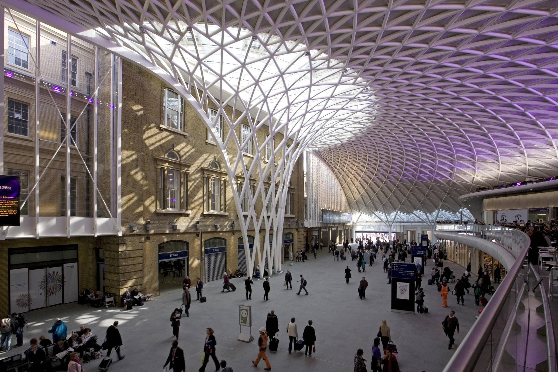 Das neu gebaute, größte freitragende Bahnhofsdach Europas ragt in der King's Cross Station in London (Großbritannien) wie bei einem Pilz nach oben und fächert sich dann elegant auf.