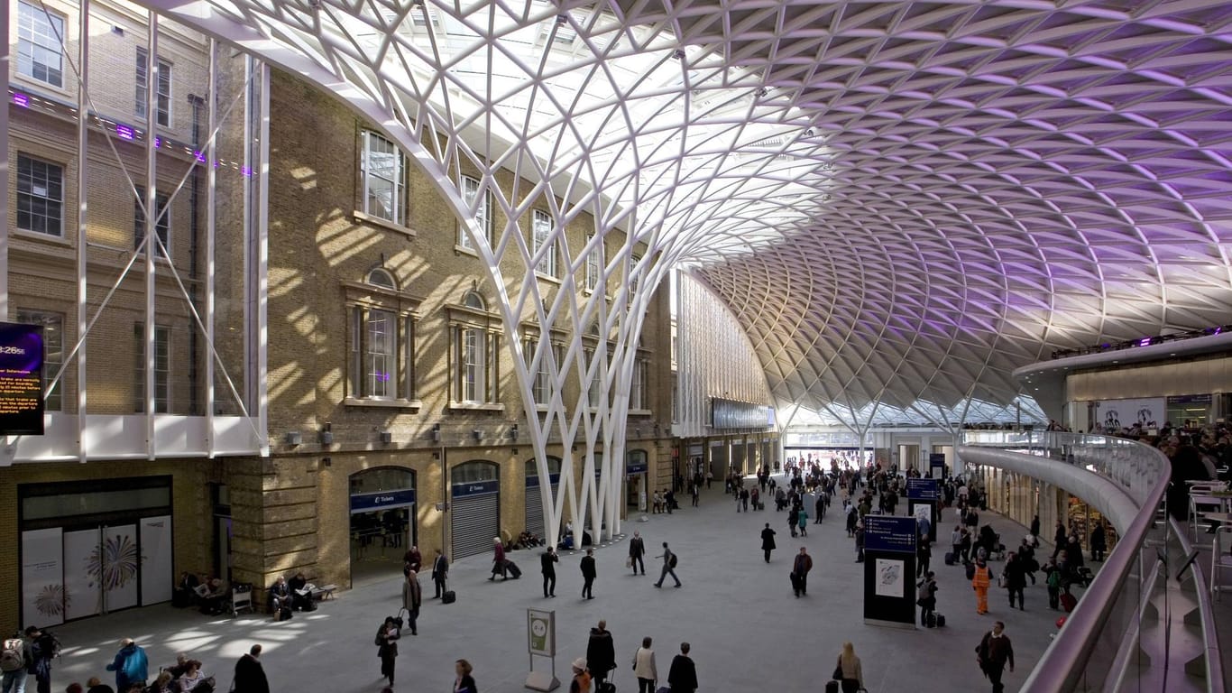Das neu gebaute, größte freitragende Bahnhofsdach Europas ragt in der King's Cross Station in London (Großbritannien) wie bei einem Pilz nach oben und fächert sich dann elegant auf.