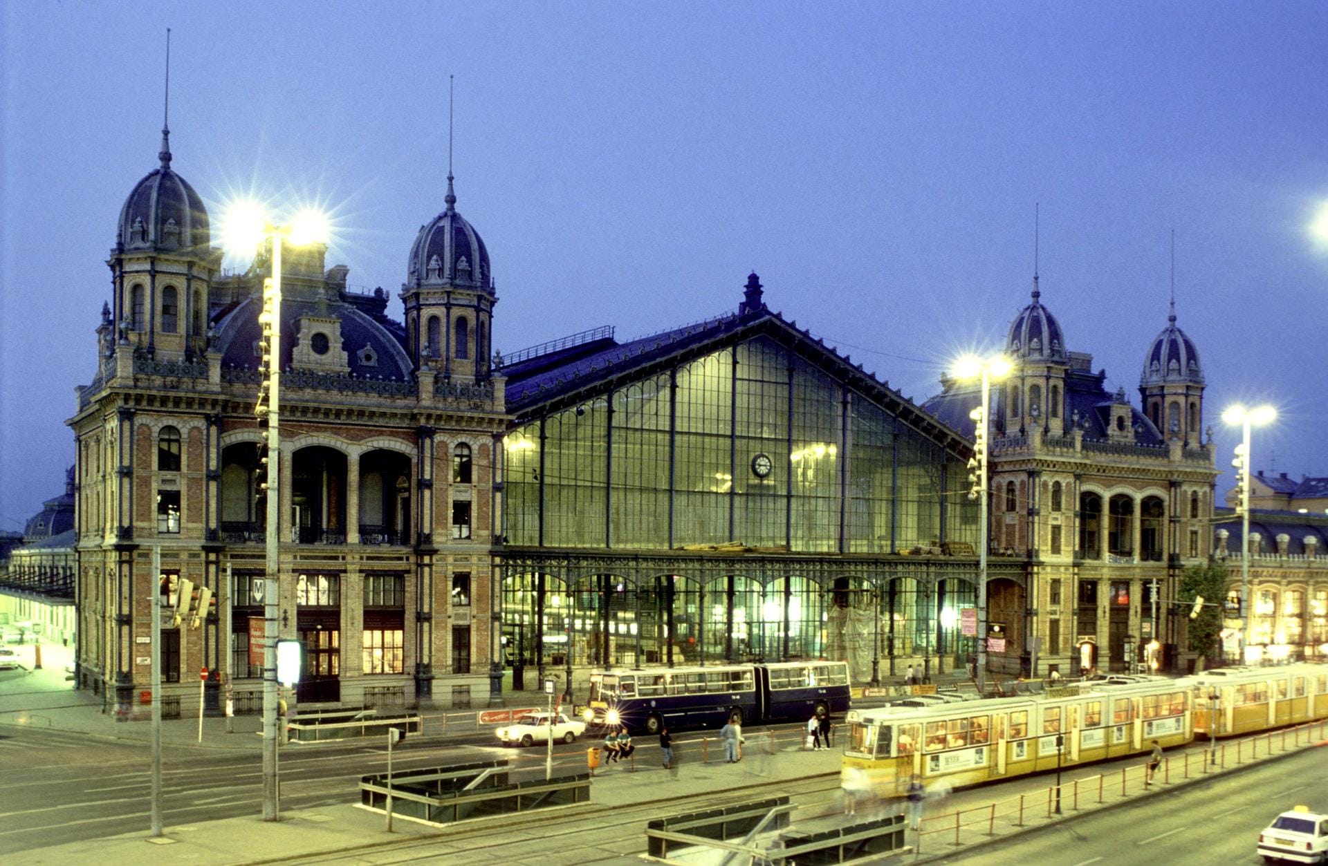 Besonders auffällig ist die große Glasfassade mit den drei weit ausladenden Eingangstüren des Budapester Westbahnhofs.