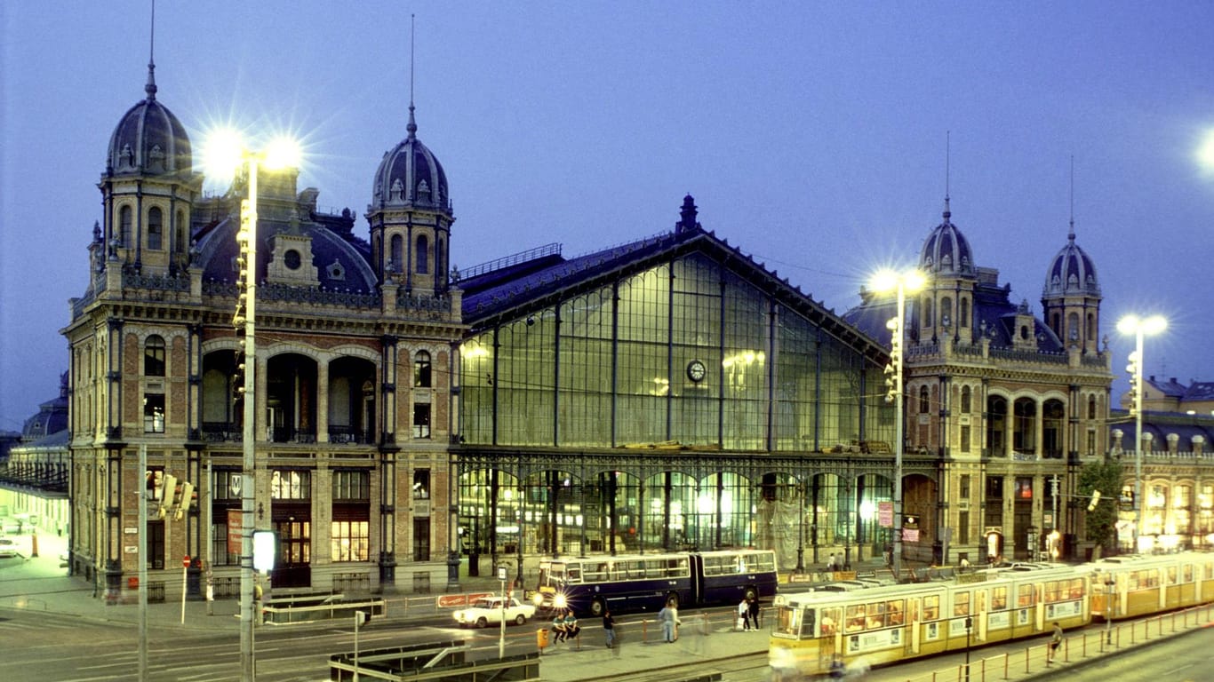 Besonders auffällig ist die große Glasfassade mit den drei weit ausladenden Eingangstüren des Budapester Westbahnhofs.