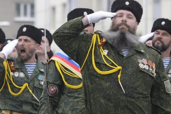Rebellen der selbsternannten Volksrepublik Luhansk bei einer Parade.