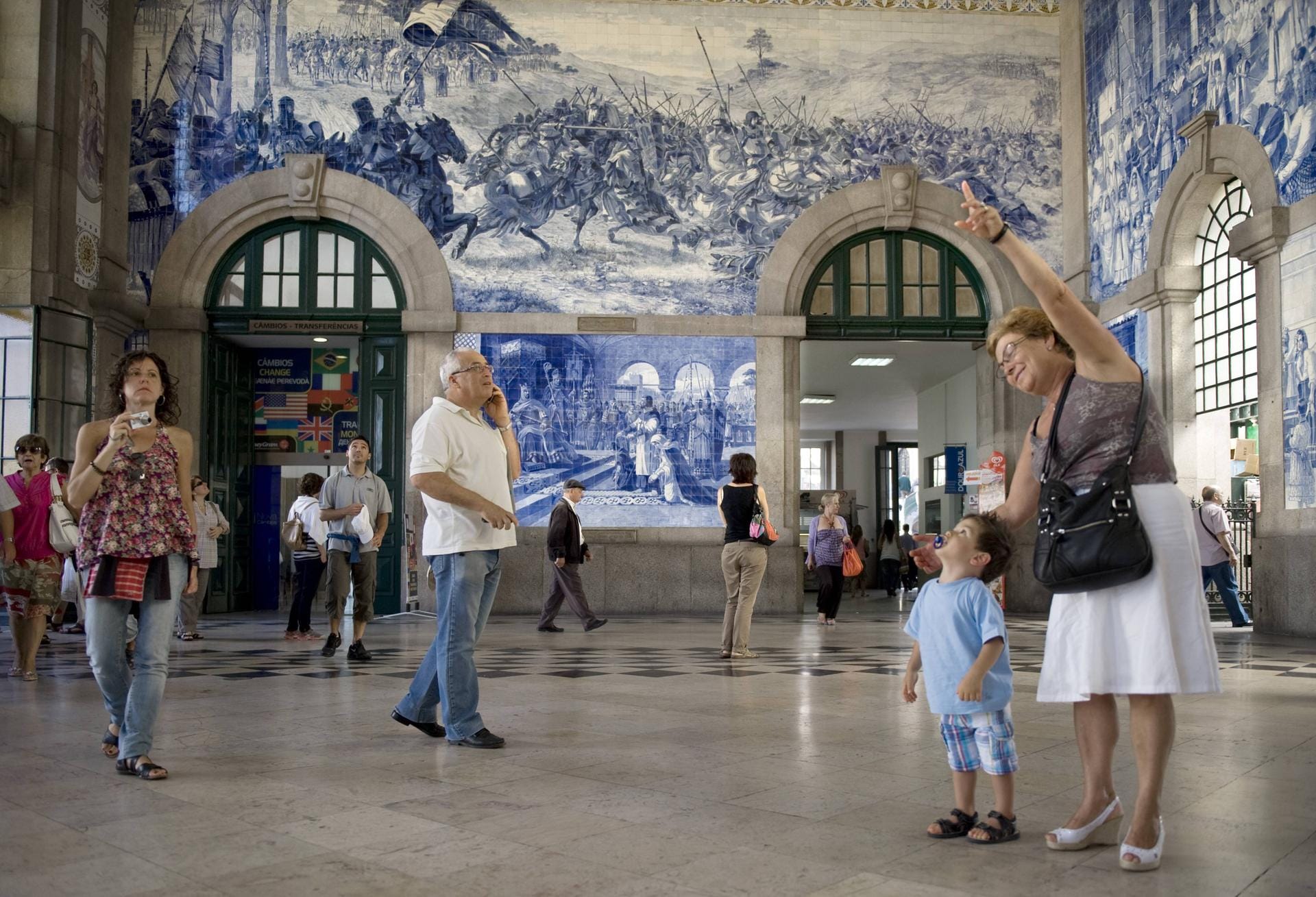 Das bedeutendste Werk der portugiesischen Keramikkunst auf Kacheln ziert die Halle des Bahnhofs in Porto (Portugal) ringsum und lässt bereits die Kleinsten atemlos staunen.