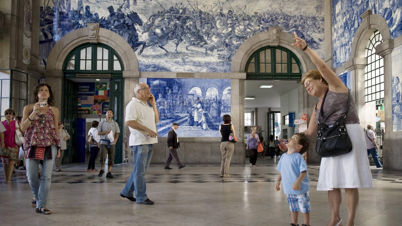 Das bedeutendste Werk der portugiesischen Keramikkunst auf Kacheln ziert die Halle des Bahnhofs in Porto (Portugal) ringsum und lässt bereits die Kleinsten atemlos staunen.