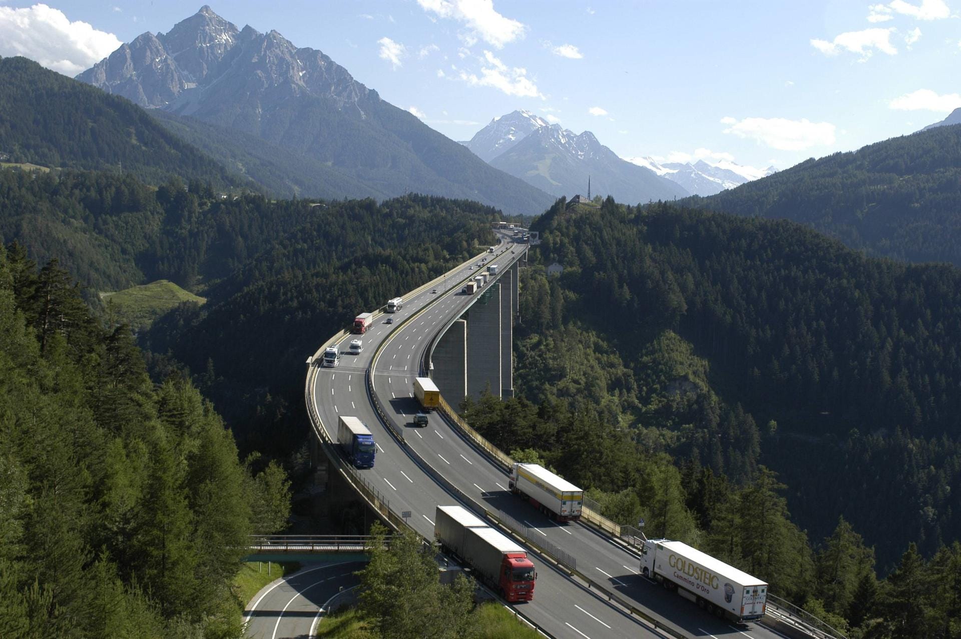 Die Europabrücke auf der Brennerautobahn ist Teil einer der wichtigsten Alpenpässe und Österreichs höchste Brücke.