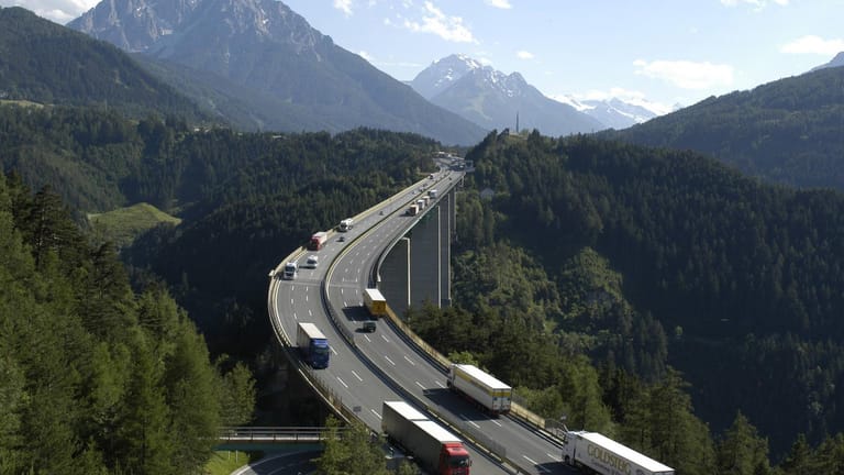 Die Europabrücke auf der Brennerautobahn ist Teil einer der wichtigsten Alpenpässe und Österreichs höchste Brücke.