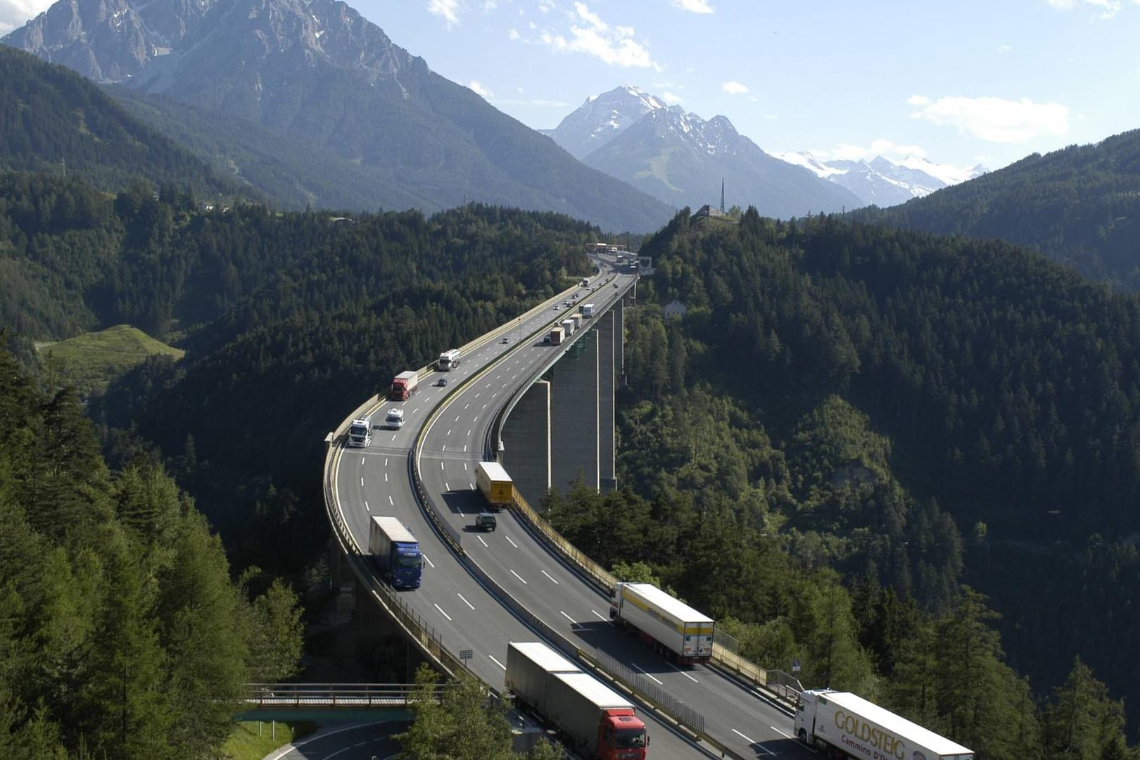 Die Europabrücke auf der Brennerautobahn ist Teil einer der wichtigsten Alpenpässe und Österreichs höchste Brücke.