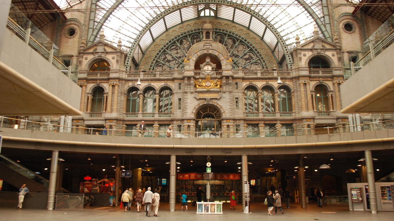 "Spoorwegkathedraal" – Eisenbahnkathedrale – nennt der Volksmund den Bahnhof Antwerpen-Centraal (Belgien).