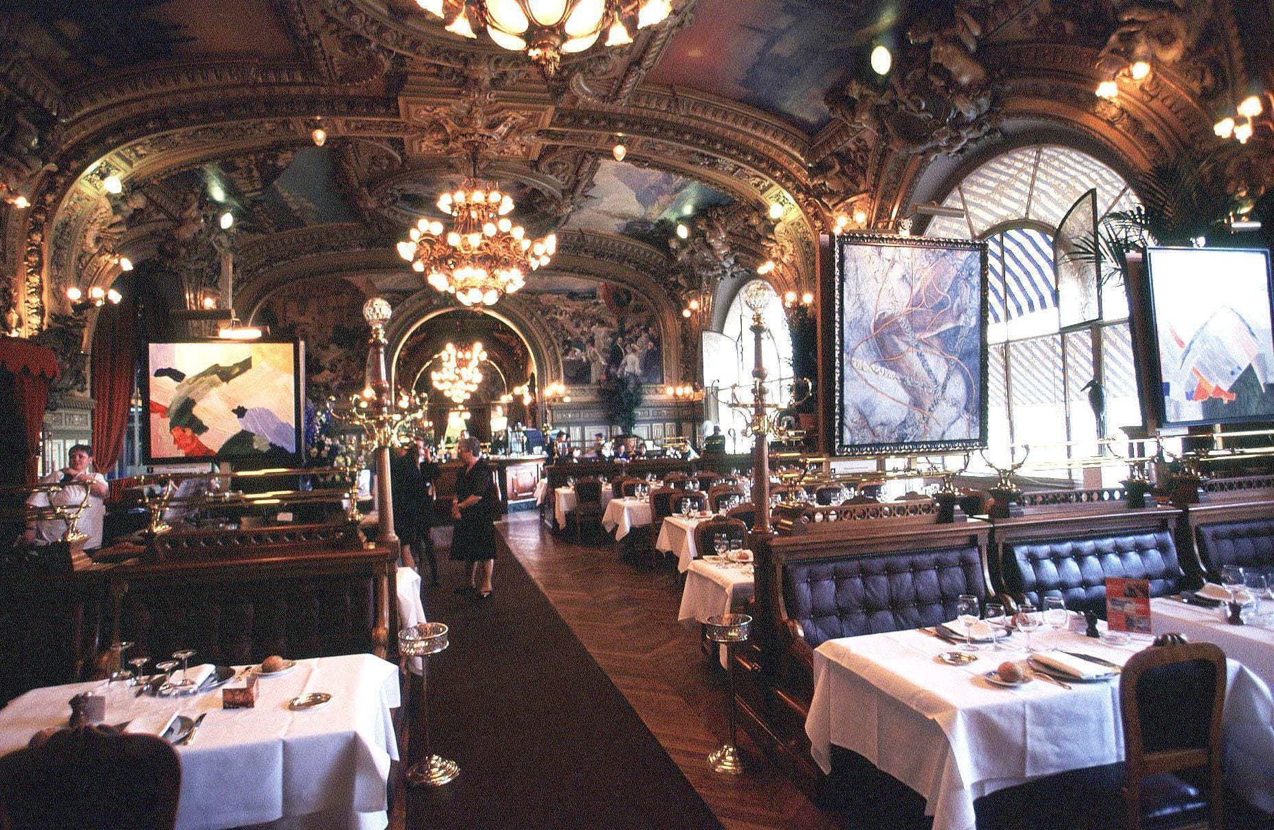 Das zu literarischen Ehren gekommene Restaurant "Le Train Bleu" mit seinem prunkvollen Dekor und den vielen Gemälden ist eine Sehenswürdigkeit für sich, Agatha Christie ließ unter dem Titel "Der blaue Express" in ihm morden.