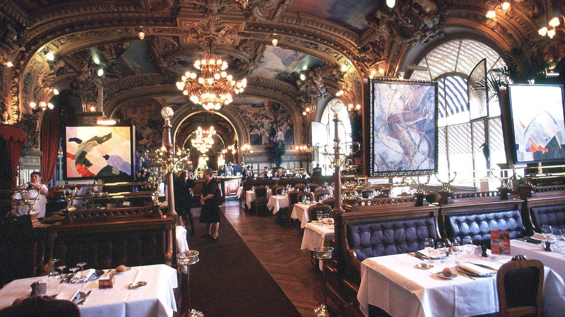 Das zu literarischen Ehren gekommene Restaurant "Le Train Bleu" mit seinem prunkvollen Dekor und den vielen Gemälden ist eine Sehenswürdigkeit für sich, Agatha Christie ließ unter dem Titel "Der blaue Express" in ihm morden.